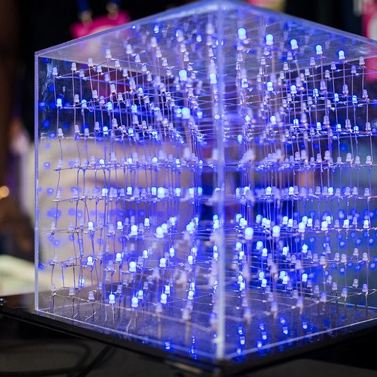 Un cubo transparente con luces LED azules en su interior