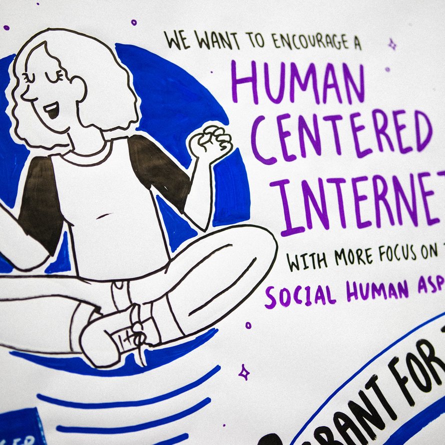 Ilustración de una persona meditando; a la derecha, las palabras "Internet centrado en el humano".